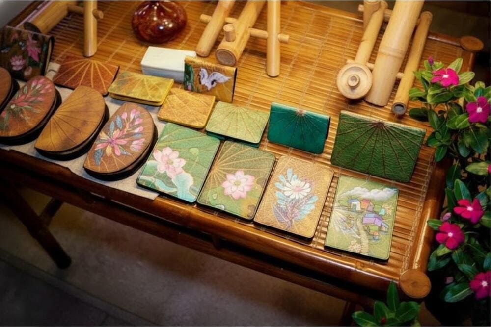 Sản phẩm thủ c&ocirc;ng mỹ nghệ tại chợ đ&ecirc;m với nhiều m&agrave;u sắc, thiết kế tinh xảo.